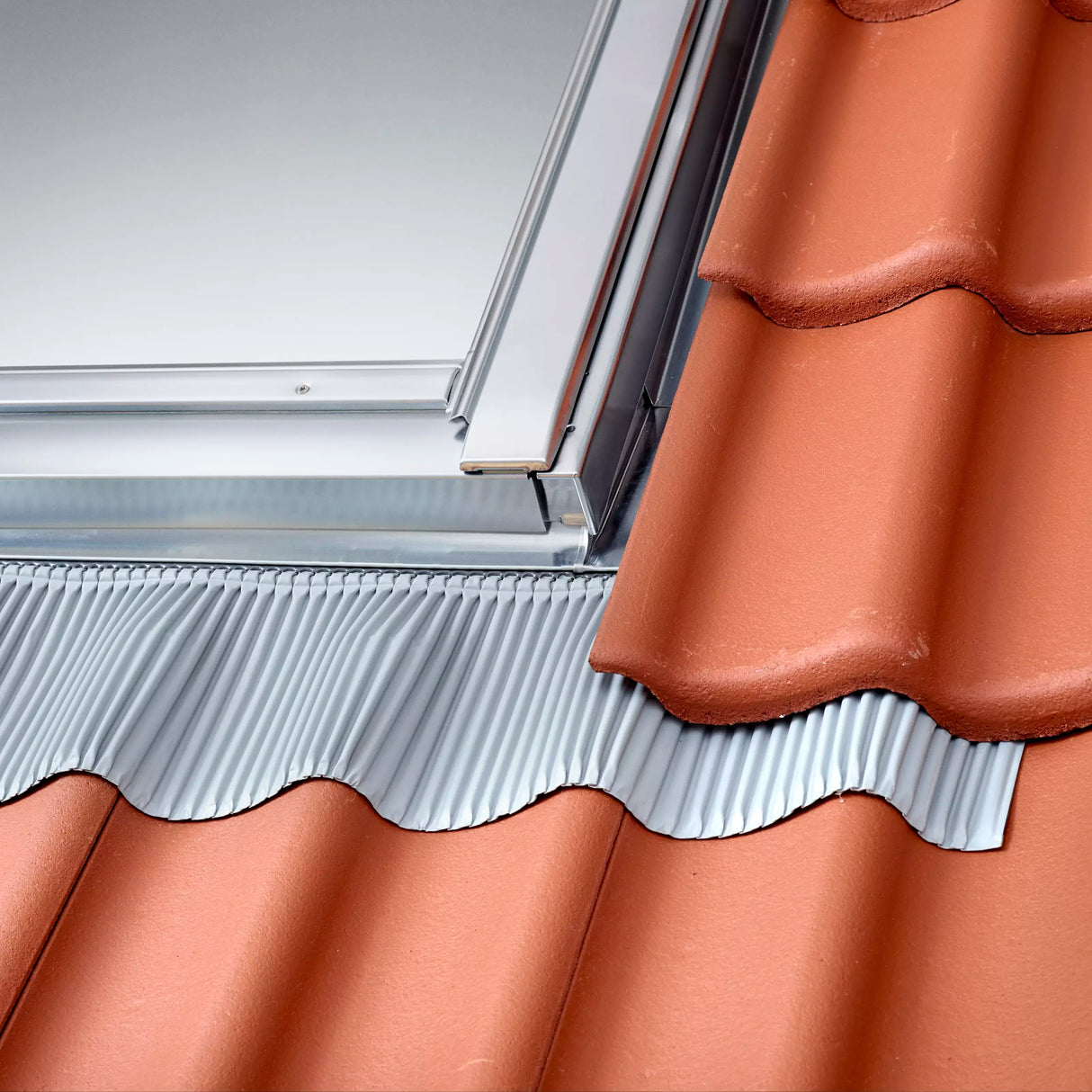 78x98 cm VELUX Pro+ EDW MK04 2300 Tile Flashing with Insulation | Zinc Finish.