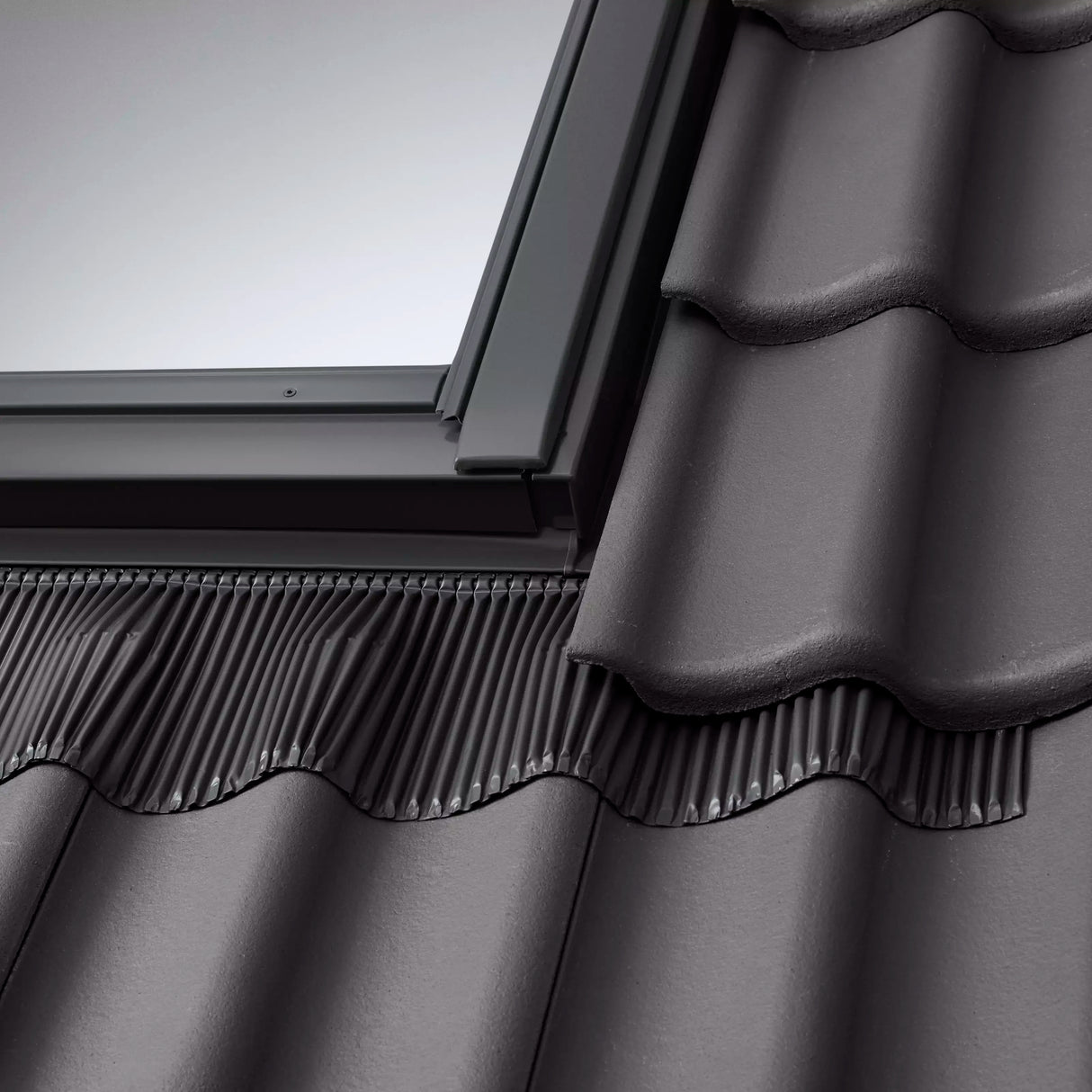 66x118 cm VELUX Pro+ EDW FK06 2500 Tile Flashing with Insulation | Black Aluminium Finish.