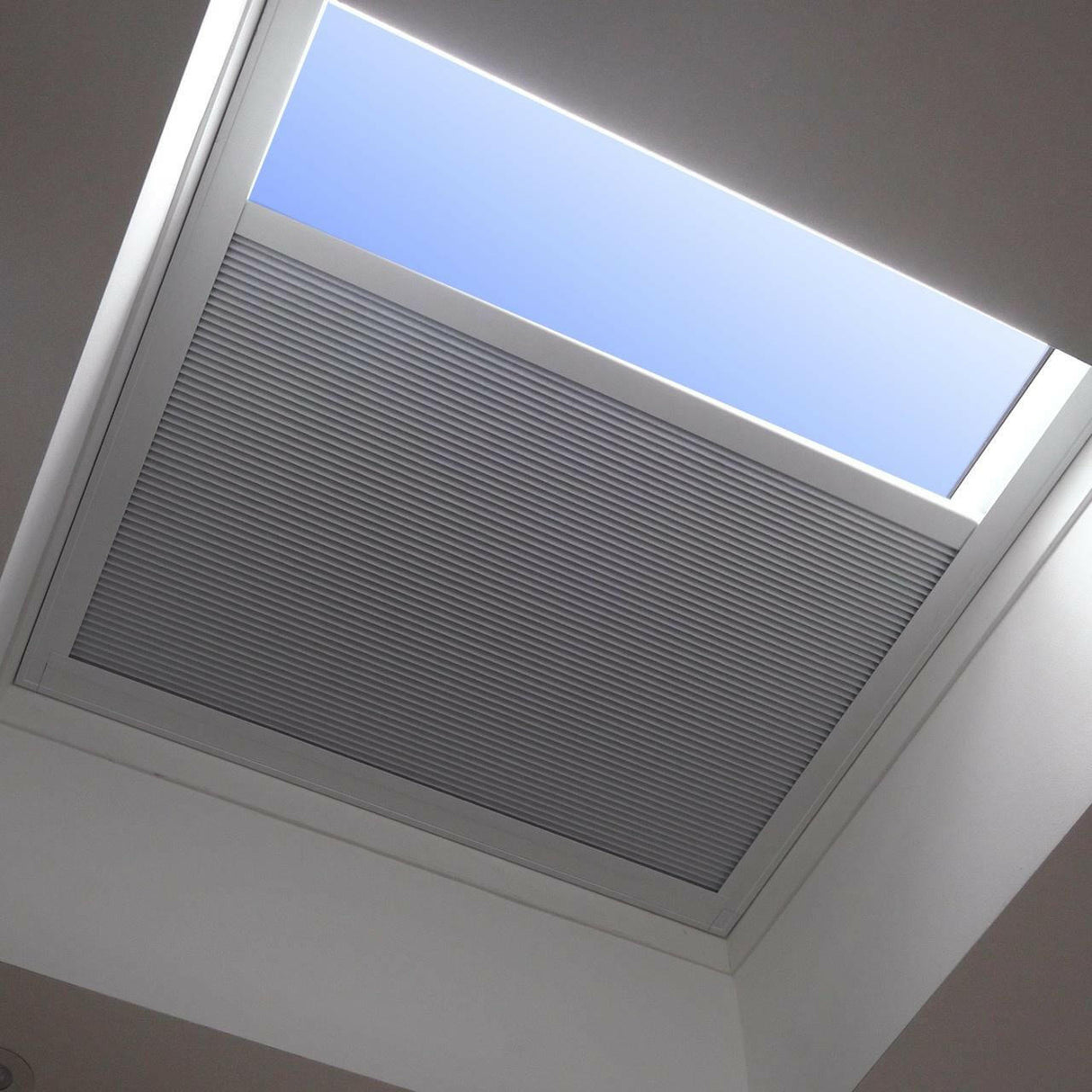 600 x 900 mm LD Manual Blinds for Flat / Pitched Roof Skylights & Roof Lanterns.