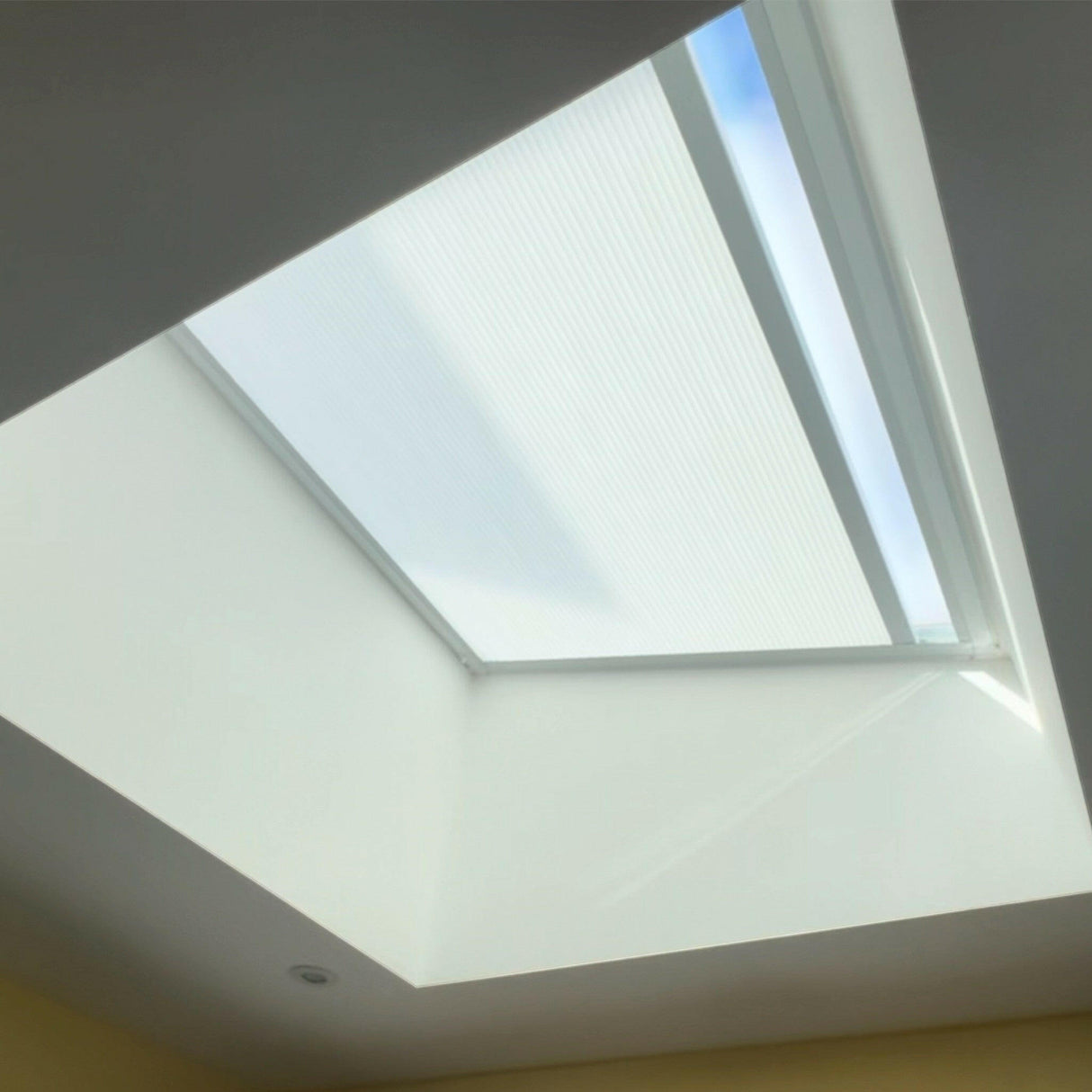 600 x 1200 mm LD Electric Blinds for Flat / Pitched Roof Skylights & Roof Lanterns.
