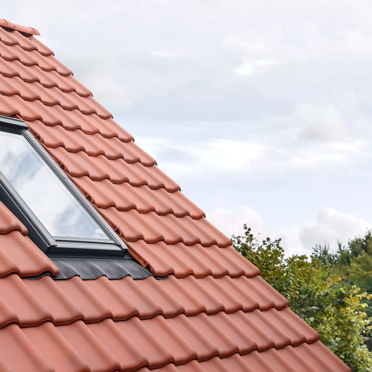 114x70 cm VELUX Pro EDW SK01 1000 Tile Flashing with Insulation | Grey Aluminium Finish.