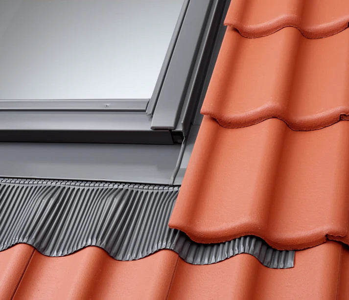 55x78 cm VELUX Pro+ EDW CK02 2000 Tile Flashing with Insulation | Grey Aluminium Finish.